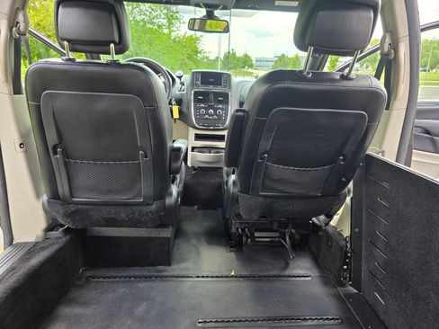 Used 2019 Dodge Grand Caravan SXT image 16