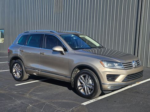 Used 2015 Volkswagen Touareg VR6 AWD/4WD image 4
