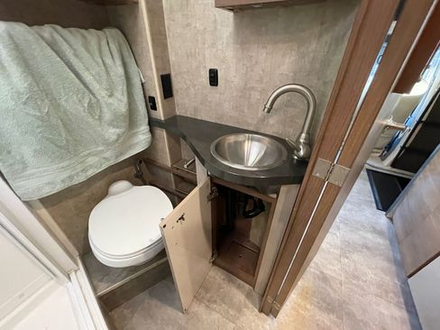 Used 2015 Mercedes-Benz Sprinter 4500 image 53