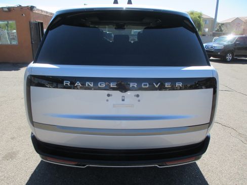 Used 2025 Land Rover Range Rover Long Wheelbase SE image 6