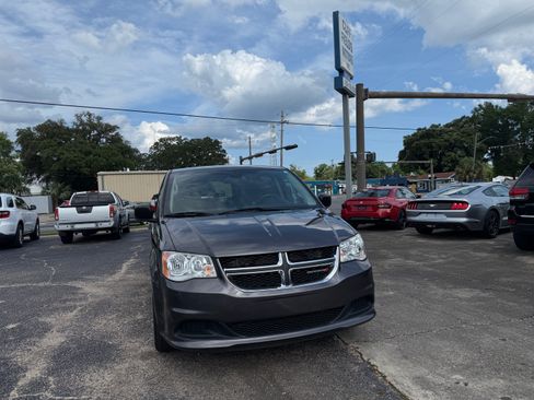 Used 2020 Dodge Grand Caravan SE image 2
