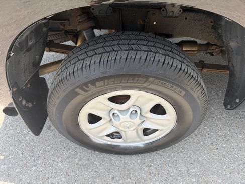Used 2010 Toyota Tundra 4x4 CrewMax image 8