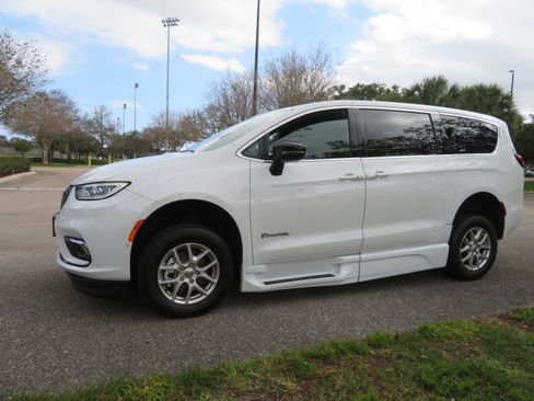 Used 2025 Chrysler Pacifica Select FWD image 11