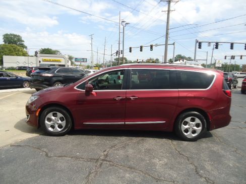 Used 2017 Chrysler Pacifica Touring-L Plus FWD image 12