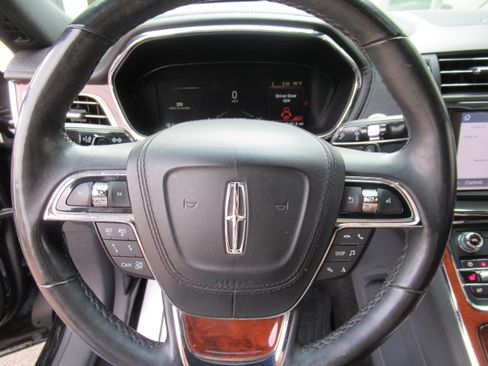 Used 2019 Lincoln Continental AWD Select image 11