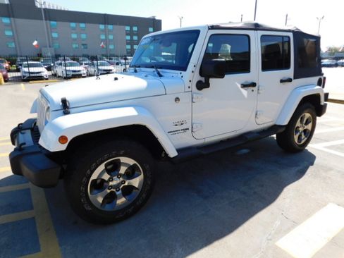 Used 2018 Jeep Wrangler Unlimited Sahara AWD/4WD image 4