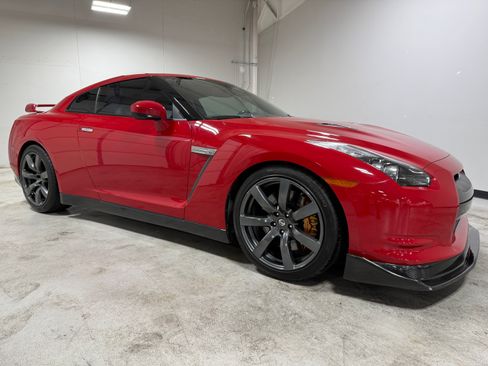 Used 2010 Nissan GT-R Premium AWD/4WD image 2