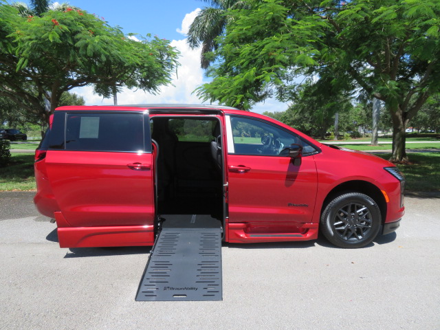 Used 2027 Chrysler Pacifica Select FWD image 5