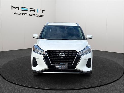 Used 2023 Nissan Kicks SV image 3