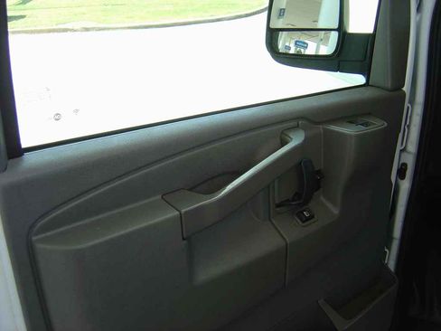 Used 2018 Chevrolet Express 2500 image 9