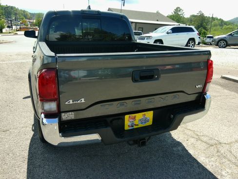 Used 2019 Toyota Tacoma 4x4 Double Cab SR5 image 12