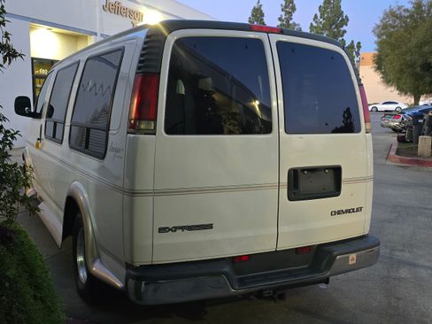 Used 1999 Chevrolet Express 1500 image 10