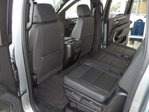 Used 2025 Chevrolet Suburban Z71 image 22