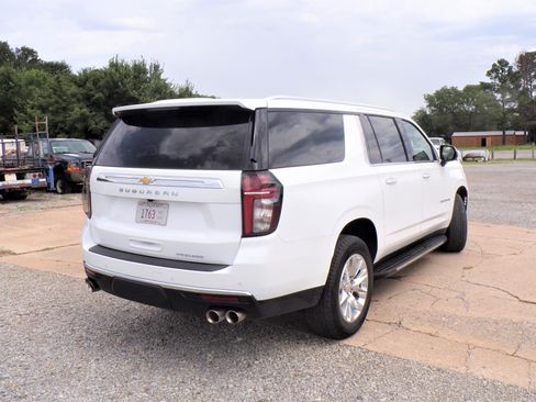 Used 2022 Chevrolet Suburban Premier image 3