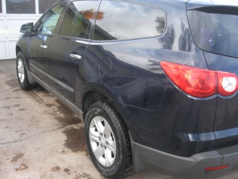 Used 2011 Chevrolet Traverse LS image 6