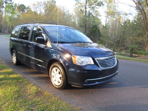 Used 2012 Chrysler Town & Country Touring image 6