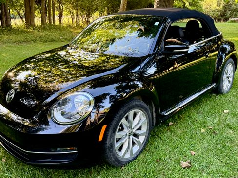 Used 2013 Volkswagen Beetle TDI Convertible FWD image 3