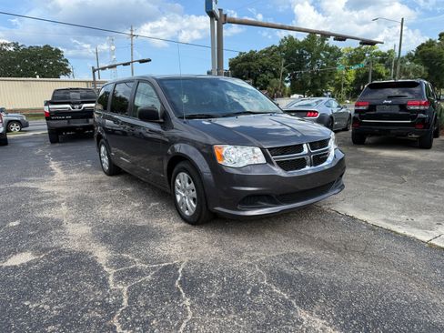 Used 2020 Dodge Grand Caravan SE image 1