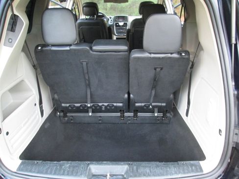 Used 2012 Chrysler Town & Country Touring image 14