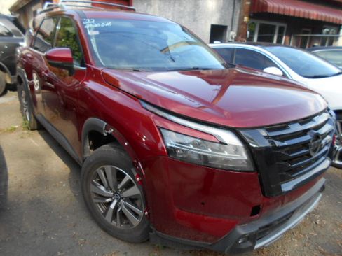 Used 2022 Nissan Pathfinder 4WD SL image 2