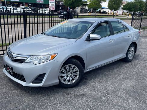 Used 2014 Toyota Camry LE image 2