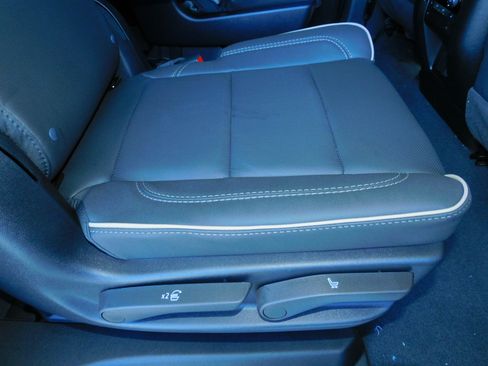 New 2026 Chevrolet Suburban Premier image 31