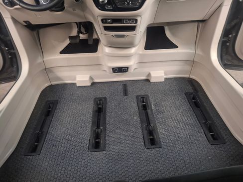 Used 2021 Chrysler Pacifica Touring-L image 15