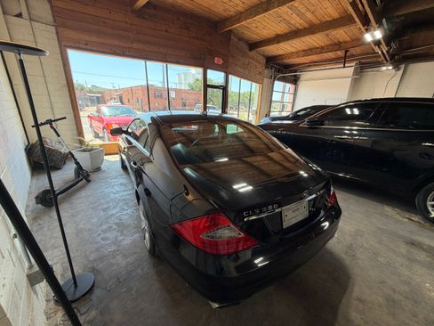 Used 2009 Mercedes-Benz CLS 550 w/ Premium Package image 17