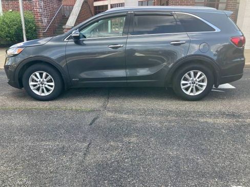 Used 2020 Kia Sorento AWD LX image 2