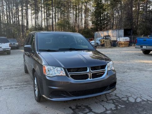 Used 2016 Dodge Grand Caravan image 3