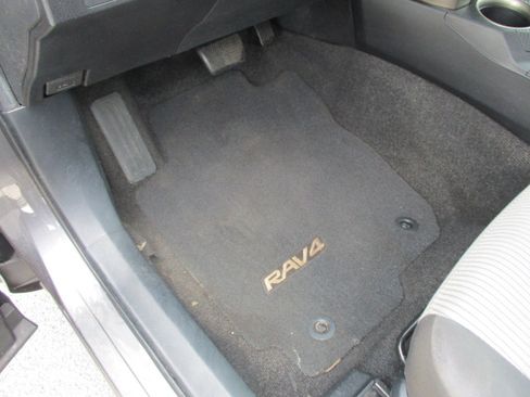 Used 2014 Toyota RAV4 AWD LE image 17