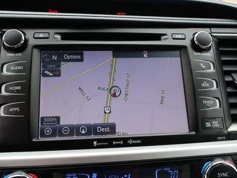 Used 2017 Toyota Highlander XLE image 27