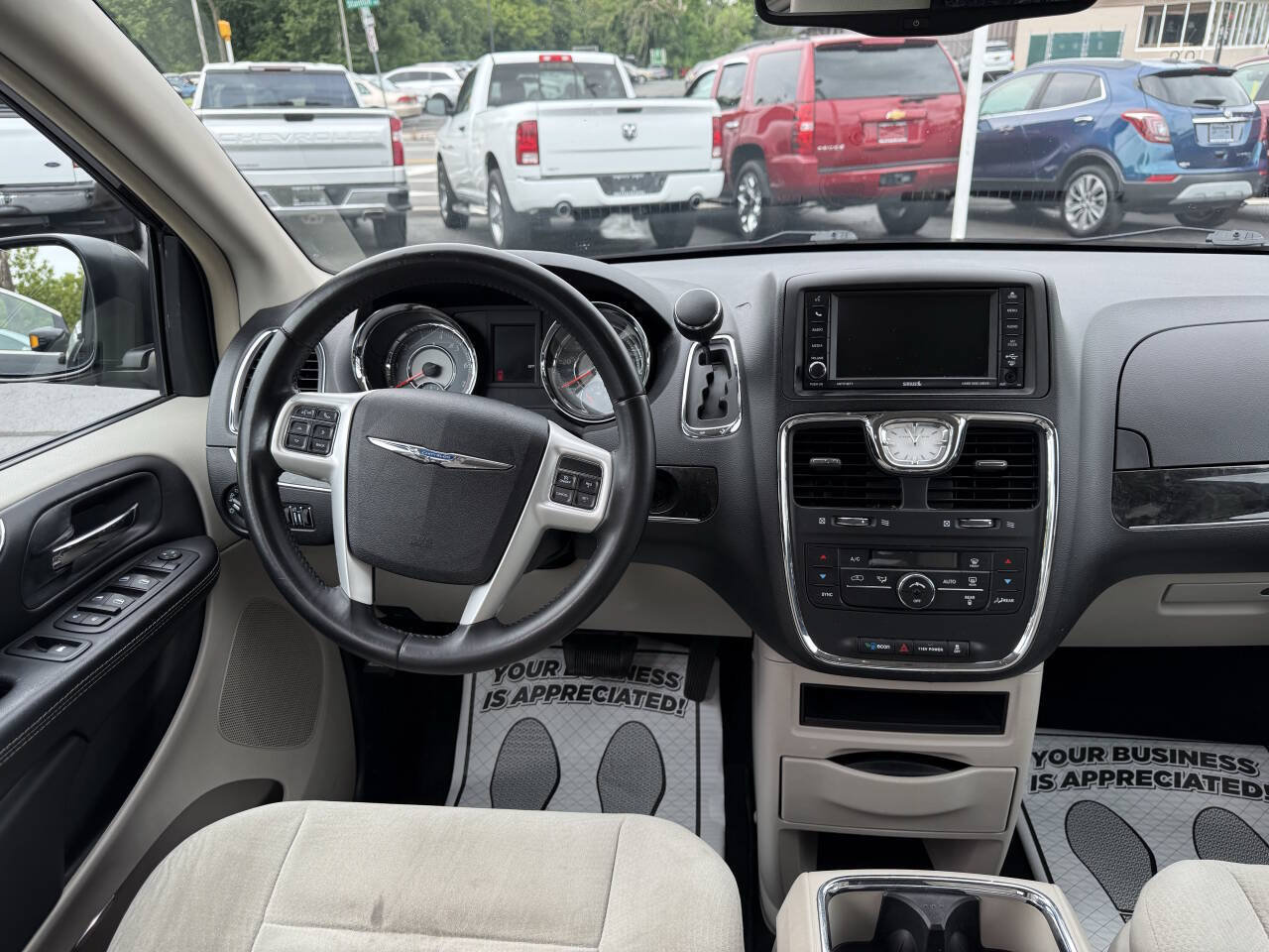 Used 2014 Chrysler Town & Country Touring FWD image 11