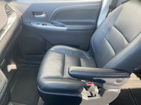 Used 2015 Toyota Sienna SE image 27