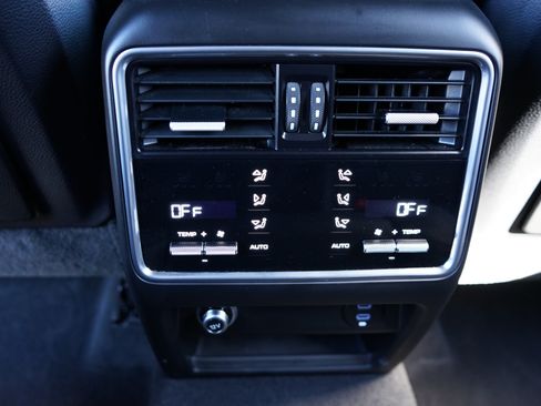 Used 2022 Porsche Cayenne image 18