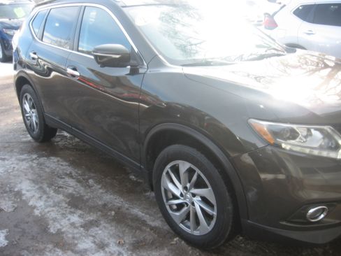 Used 2014 Nissan Rogue SV image 3