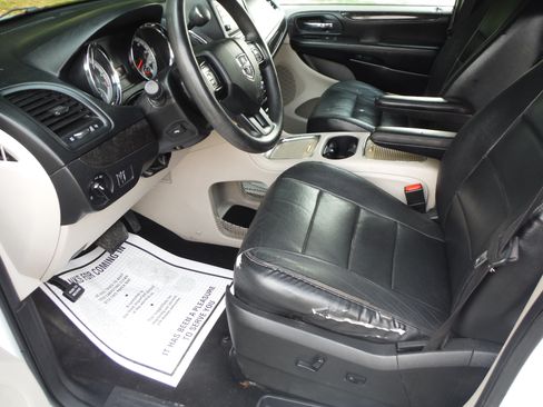 Used 2014 Dodge Grand Caravan SXT FWD image 8