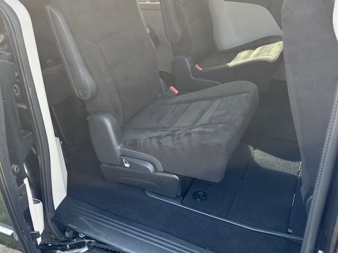 Used 2015 Dodge Grand Caravan SE image 8