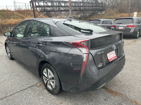 Used 2016 Toyota Prius Four image 7