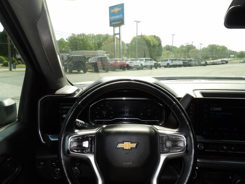 Used 2024 Chevrolet Silverado 2500 LT image 2