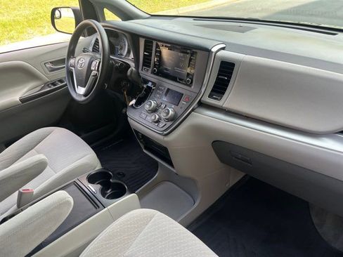 Used 2018 Toyota Sienna LE image 24