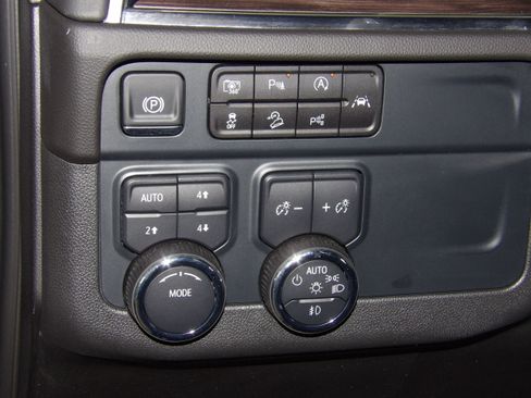 Used 2025 Chevrolet Suburban RST image 5