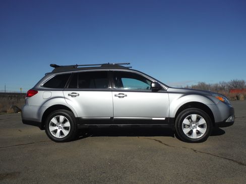 Used 2011 Subaru Outback 2.5i Limited image 2