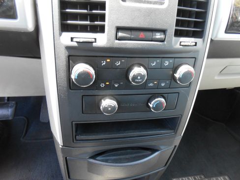 Used 2009 Dodge Grand Caravan SXT FWD image 13
