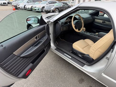 Used 2004 Ford Thunderbird image 2