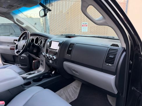 Used 2011 Toyota Sequoia 4WD Platinum image 34