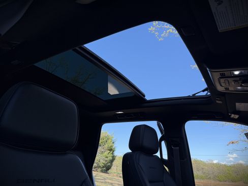 Used 2023 GMC Yukon Denali image 5