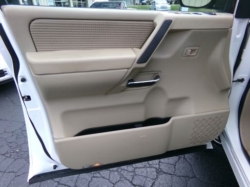 Used 2010 Nissan Titan 4x4 Crew Cab image 16