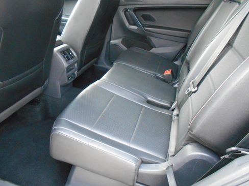 Used 2021 Volkswagen Tiguan SE image 9