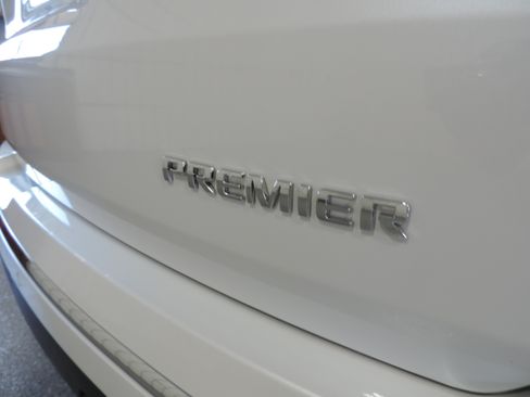 Used 2023 Chevrolet Traverse Premier image 19